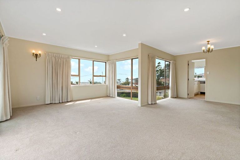 Photo of property in 18 Folkestone Street, Murrays Bay, Auckland, 0630