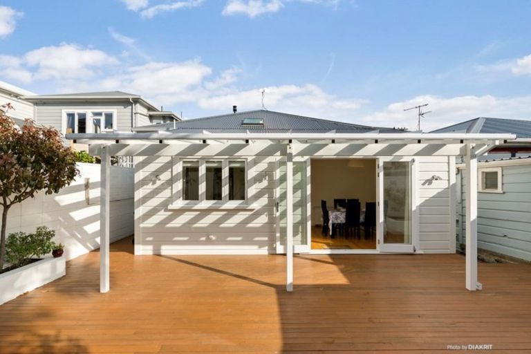 Photo of property in 9 Caroline Street, Mount Victoria, Wellington, 6011