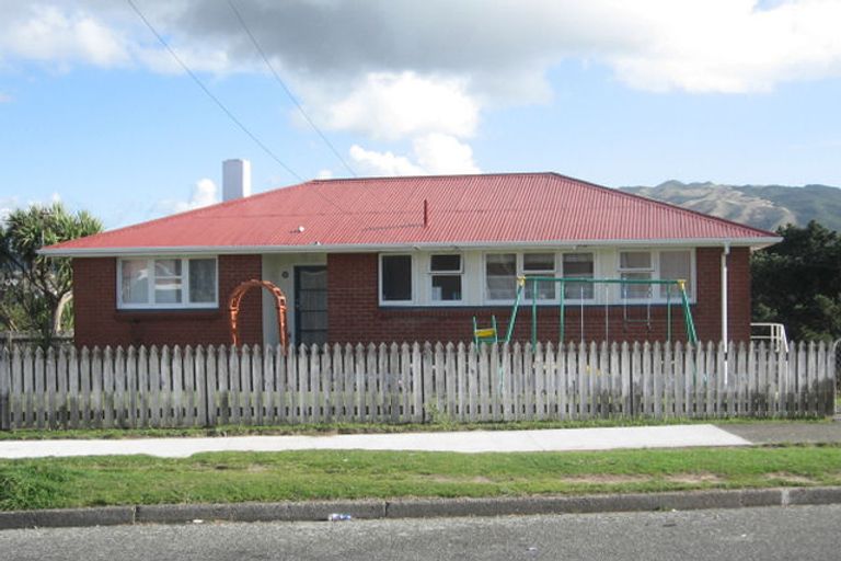 Photo of property in 1 Somerset Place, Cannons Creek, Porirua, 5024