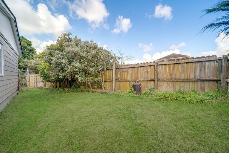 Photo of property in 1/2 Netherlands Avenue, Kelston, Auckland, 0602