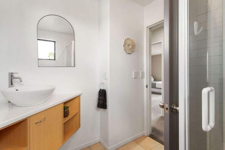 Photo of property in 28 Willowview Drive, Redwood, Christchurch, 8051