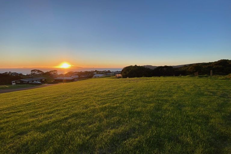 Photo of property in 8 Starlight Place, Langs Beach, 0582