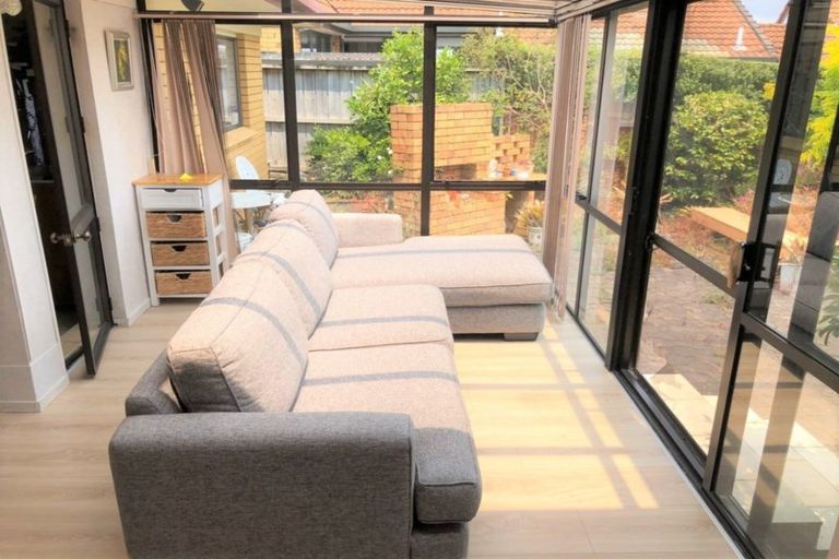 Photo of property in 47 Dalwhinnie Parade, Highland Park, Auckland, 2010