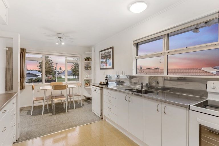 Photo of property in 220 Centreway Road, Orewa, 0931