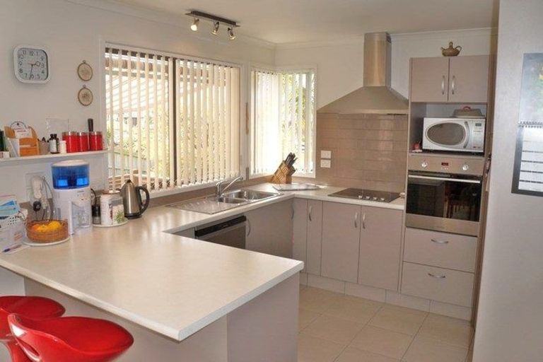 Photo of property in 6 Wai Place, One Tree Point, 0118