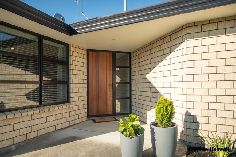 Photo of property in 8 Medallion Court, Kelvin Grove, Palmerston North, 4414