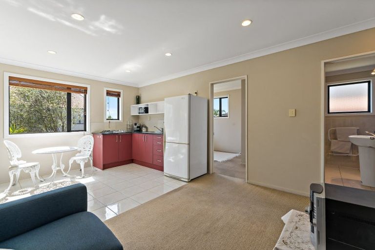 Photo of property in 11 Mackwell Road, Fairview Heights, Auckland, 0632