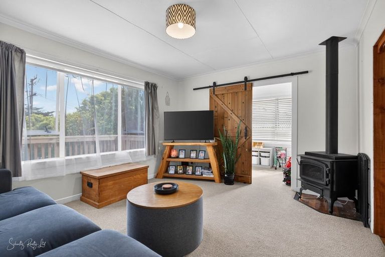 Photo of property in 20 View Street, Maungaturoto, 0520