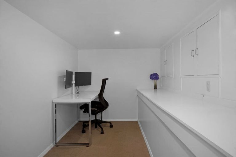 Photo of property in 10 Kereru Bend, Tawa, Wellington, 5028