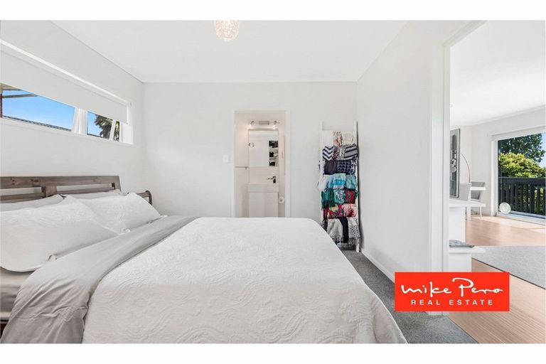 Photo of property in 9 Armstrong Place, New Lynn, Auckland, 0600