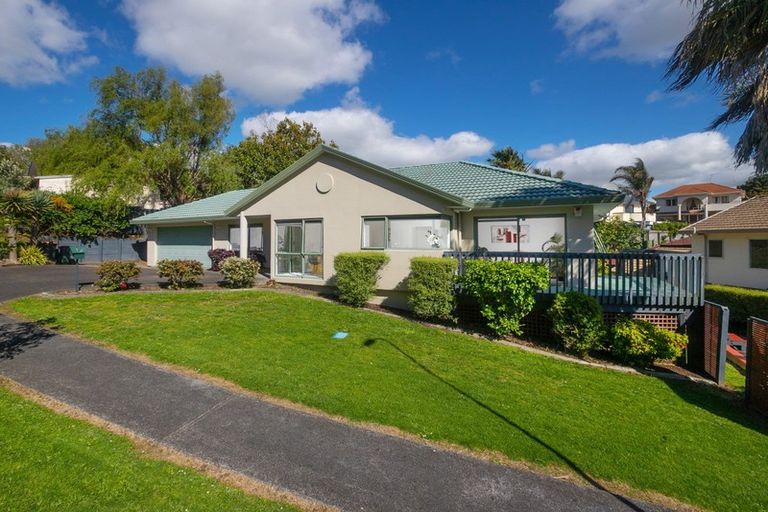 Photo of property in 4 De Havilland Drive, Goodwood Heights, Auckland, 2105