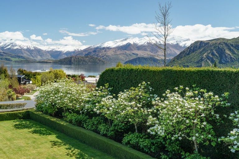 Photo of property in 1 Briar Bank Drive, Wanaka, 9305
