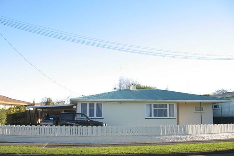 Photo of property in 1 Lowestoft Place, West End, Palmerston North, 4412