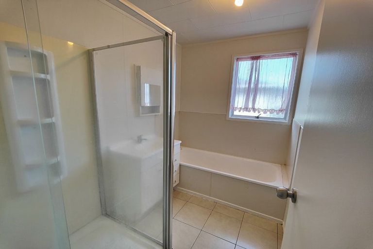 Photo of property in 21 Larissa Avenue, Henderson, Auckland, 0610