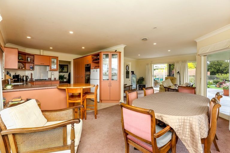 Photo of property in 18 Kinross Drive, Merrilands, New Plymouth, 4312