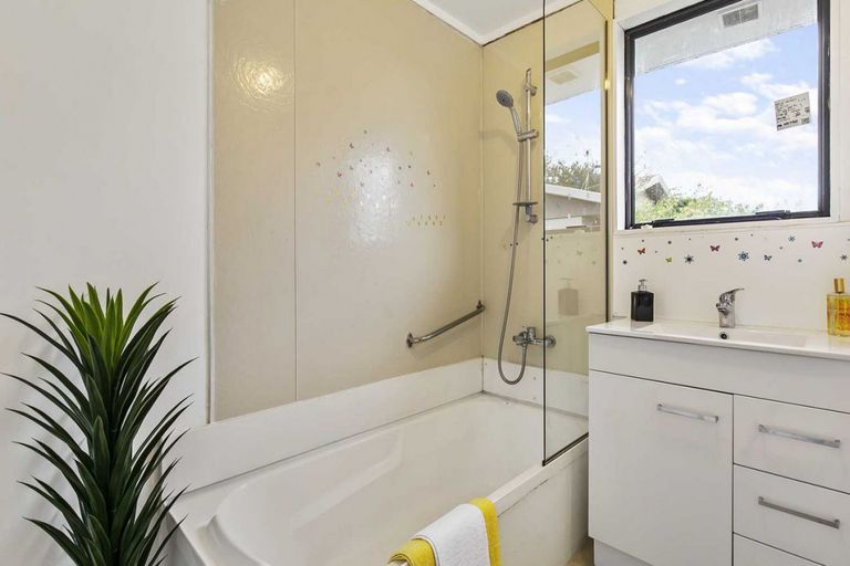 Photo of property in 2/61 Redcrest Avenue, Red Hill, Papakura, 2110