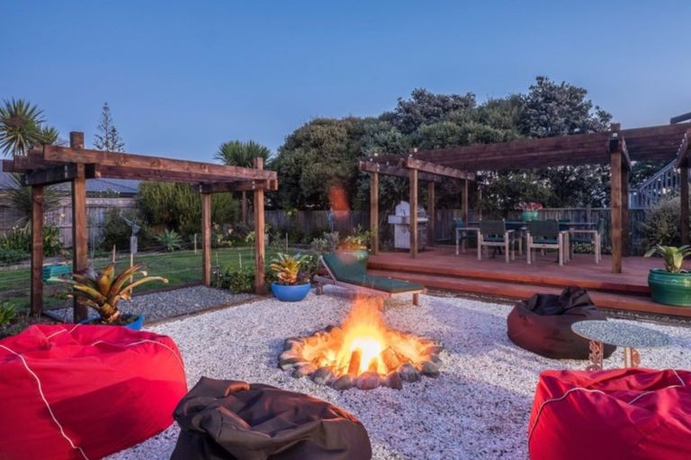 Photo of property in 106 Field Way, Waikanae Beach, Waikanae, 5036