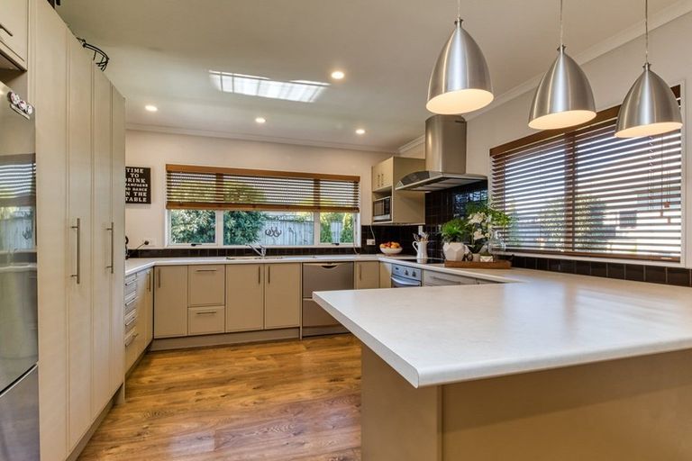 Photo of property in 16 Bourke Place, Havelock North, 4130