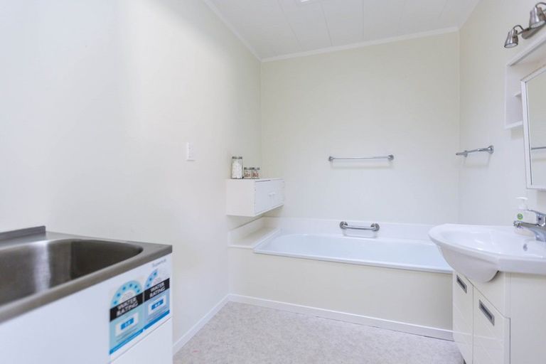 Photo of property in 2/48 Kowhai Avenue, Ebdentown, Upper Hutt, 5018