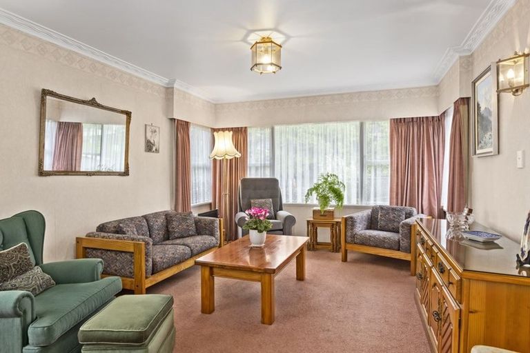 Photo of property in 30 Deuxberry Avenue, Northcote, Auckland, 0627