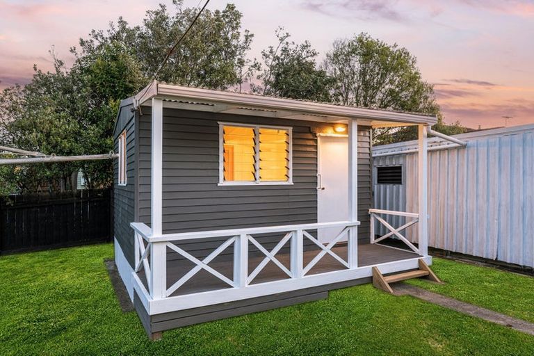 Photo of property in 2/17 Roberts Road, Te Atatu South, Auckland, 0610