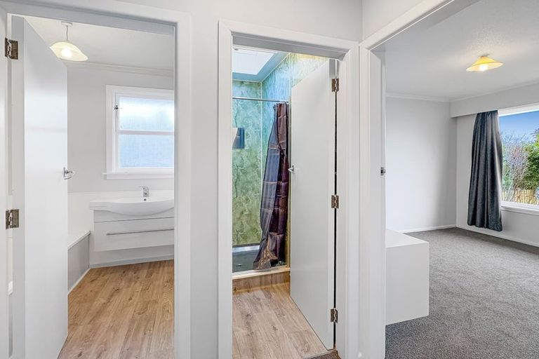 Photo of property in 24 Greendale Avenue, Avonhead, Christchurch, 8042
