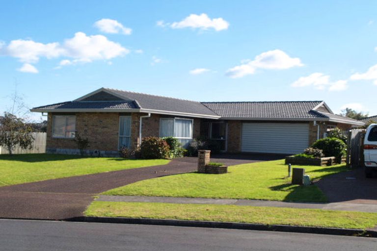 Photo of property in 11 John Lister Close, Golflands, Auckland, 2013