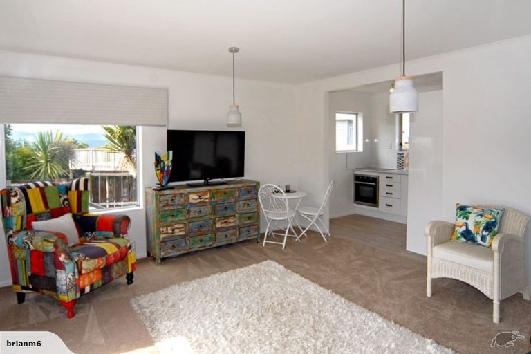 Photo of property in 7a Cheyne Walk, Newlands, Wellington, 6037