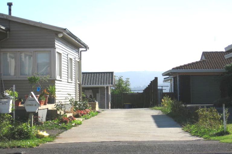 Photo of property in 4186a Great North Road, Glendene, Auckland, 0602