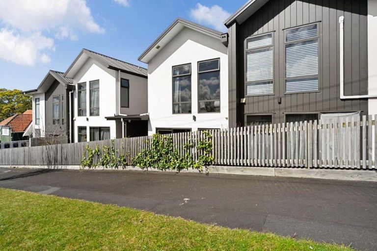 Photo of property in 2/25 Thackeray Street, Hamilton Lake, Hamilton, 3204