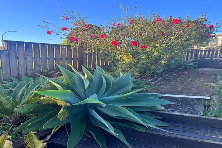 Photo of property in 36 Ellesmere Crescent, Pakuranga Heights, Auckland, 2010