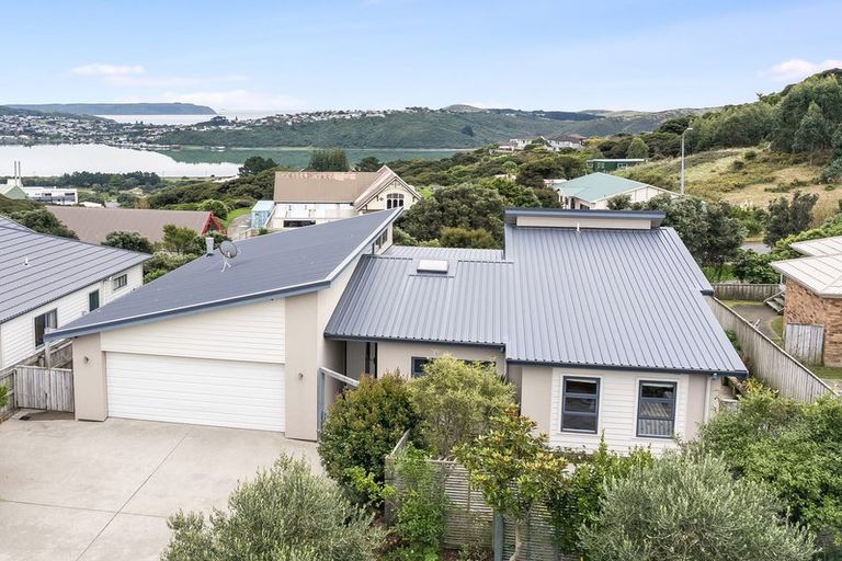Photo of property in 9 Greenstone Place, Aotea, Porirua, 5024