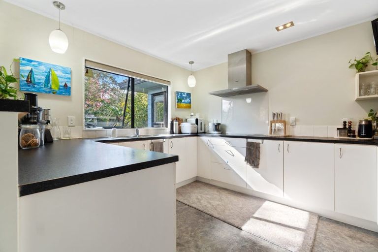 Photo of property in 9 Wyatt Place, Glendene, Auckland, 0602