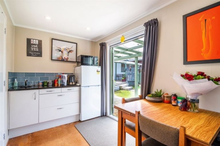 Photo of property in 17 Gladstone Road, Northcote, Auckland, 0627