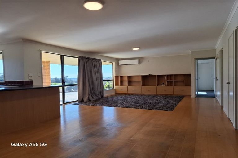 Photo of property in 469 Waitakere Road, Taupaki, Henderson, 0782