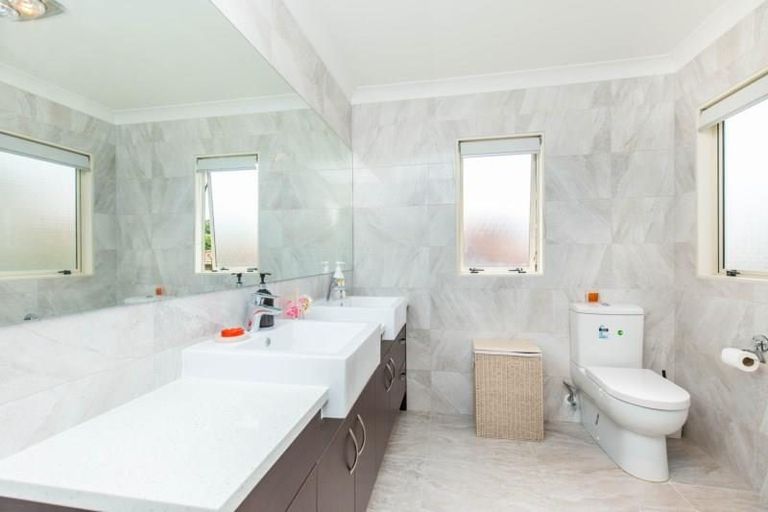 Photo of property in 10 Bejoy Rise, East Tamaki Heights, Auckland, 2016