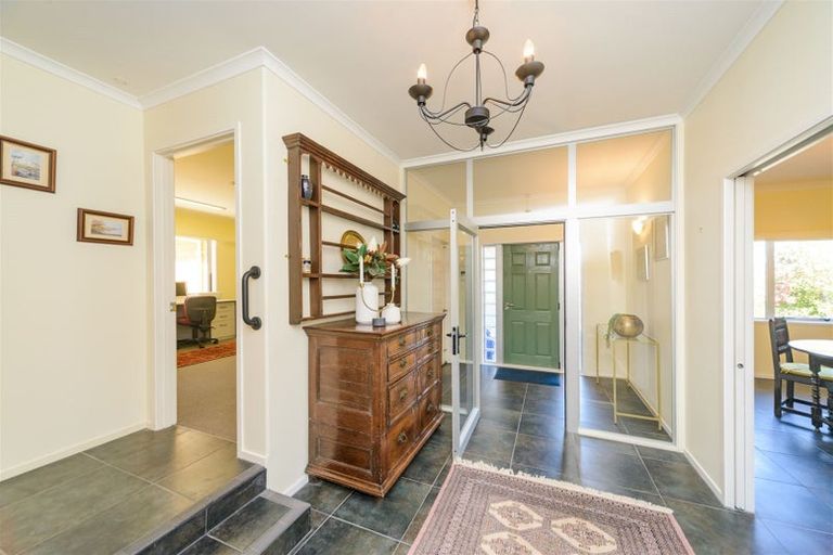 Photo of property in 24 La Lena Grove, Fitzherbert, Palmerston North, 4410