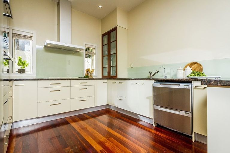 Photo of property in 25 Ocean View Road, Milford, Auckland, 0620