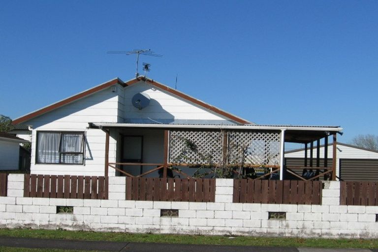 Photo of property in 17 Pukeroa Place, Papakura, 2110