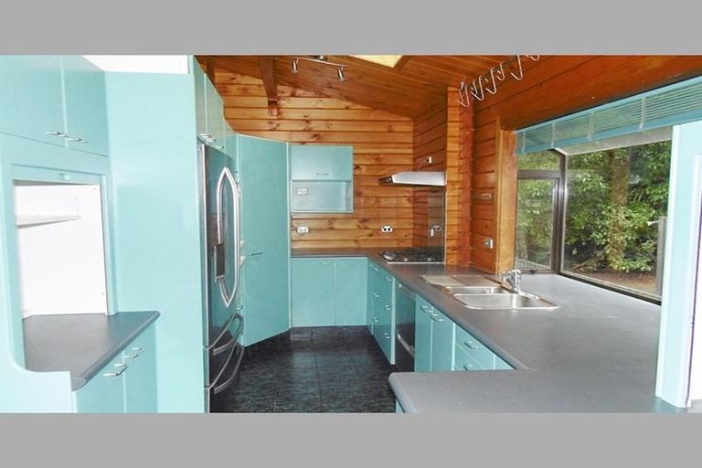 Photo of property in 554 Scenic Drive, Waiatarua, Auckland, 0612