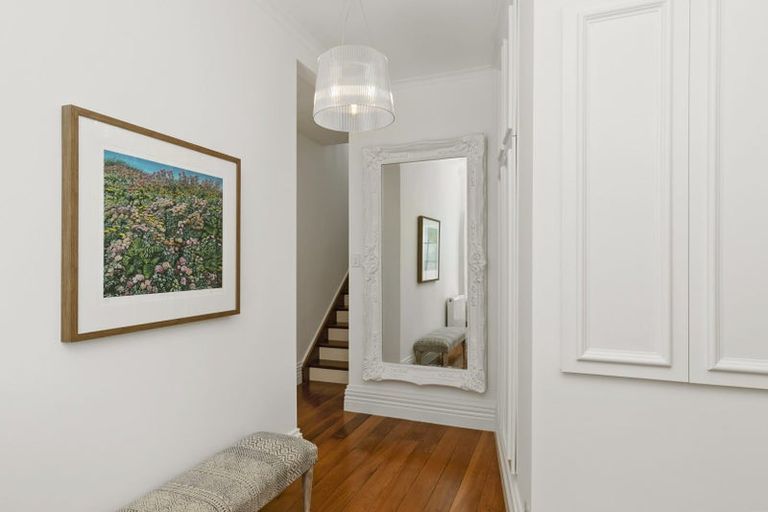 Photo of property in 53 Palliser Road, Roseneath, Wellington, 6011