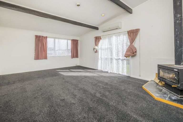 Photo of property in 13 Helms Place, Manurewa, Auckland, 2102