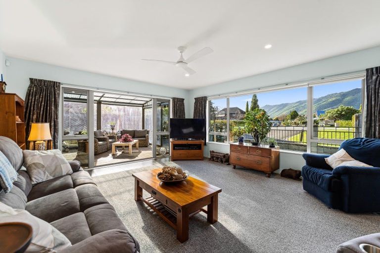 Photo of property in 19 Edgewater Street, Waikanae, 5036