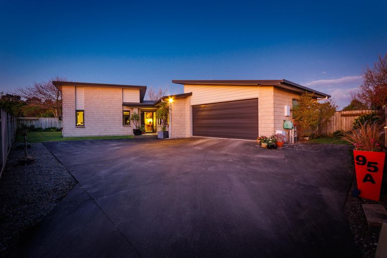 Photo of property in 95a Schnell Drive, Kelvin Grove, Palmerston North, 4414