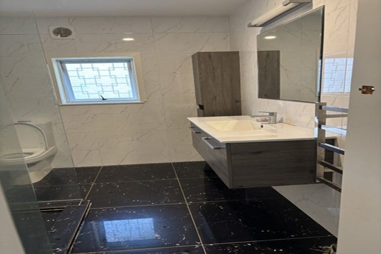 Photo of property in 1/75 Shakespeare Road, Milford, Auckland, 0620