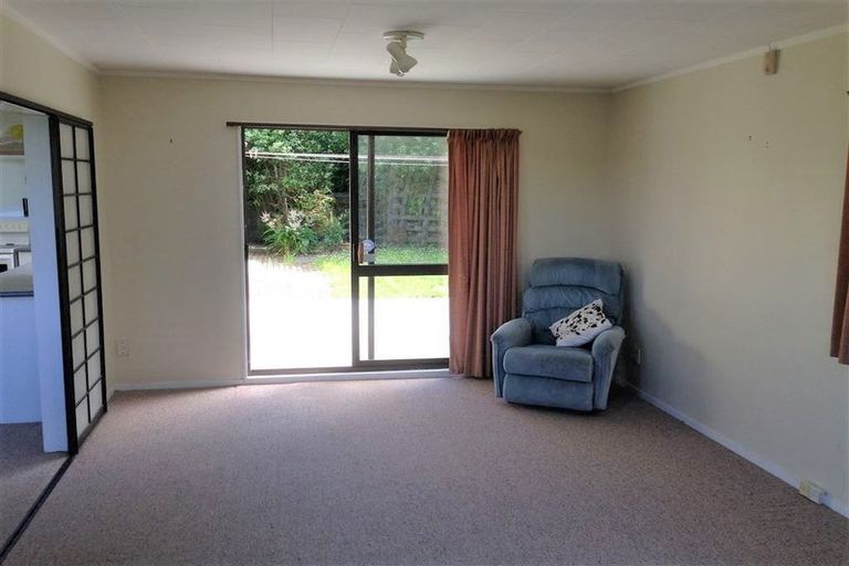 Photo of property in 19 Ladbrooke Drive, Newlands, Wellington, 6037