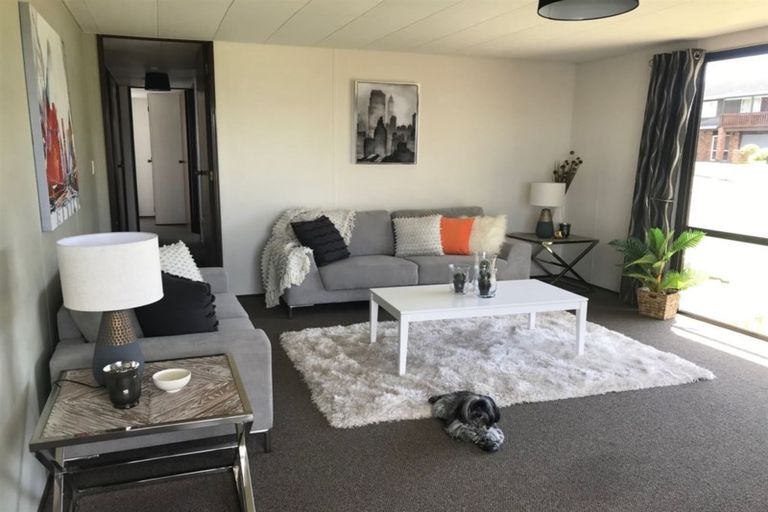 Photo of property in 1/4 Hanson Place, West Harbour, Auckland, 0618