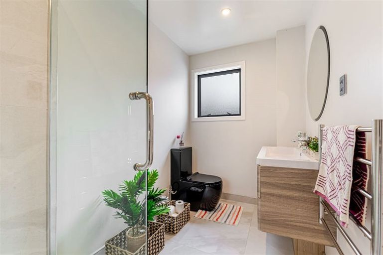 Photo of property in 7d Kerria Place, Sunnynook, Auckland, 0620