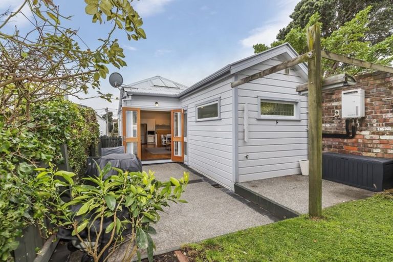 Photo of property in 18 Milton Street, Berhampore, Wellington, 6023