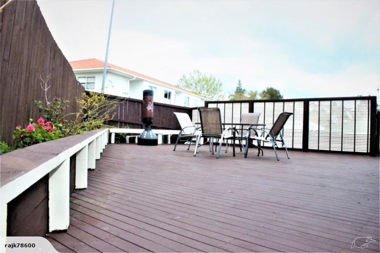 Photo of property in 1/49 Sungrove Rise, Sunnyvale, Auckland, 0612